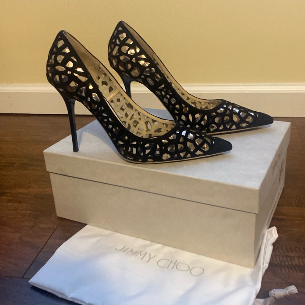 Jimmy Choo Abel Laser Cut pump (black/nude) in size 39. In very good condition.